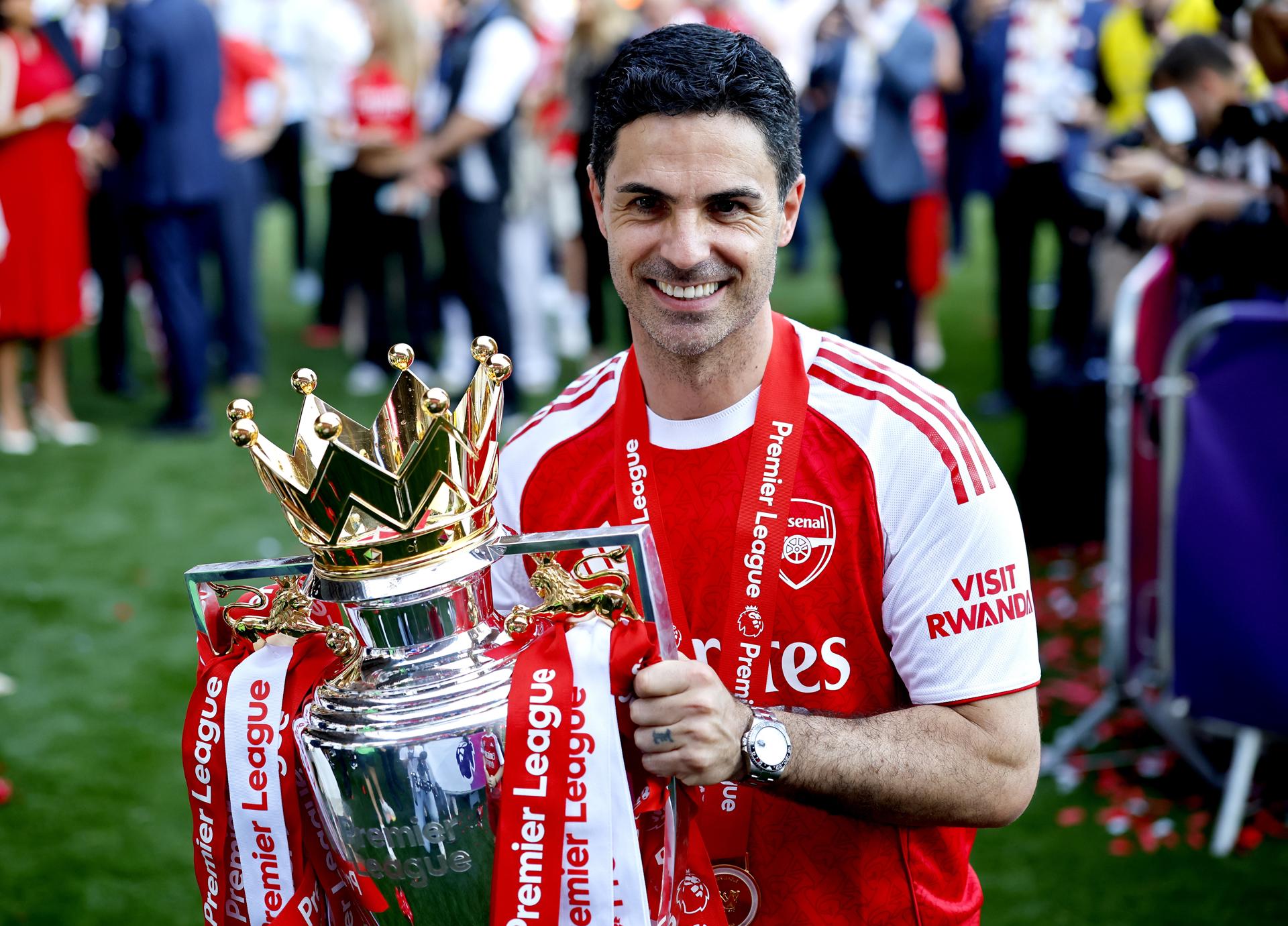 El técnico del Arsenal, Mikel Arteta, durante las celebraciones por el título de Premier League, el pasado 24 de mayo. EFE/TOLGA AKMEN *Sólo uso editorial*
