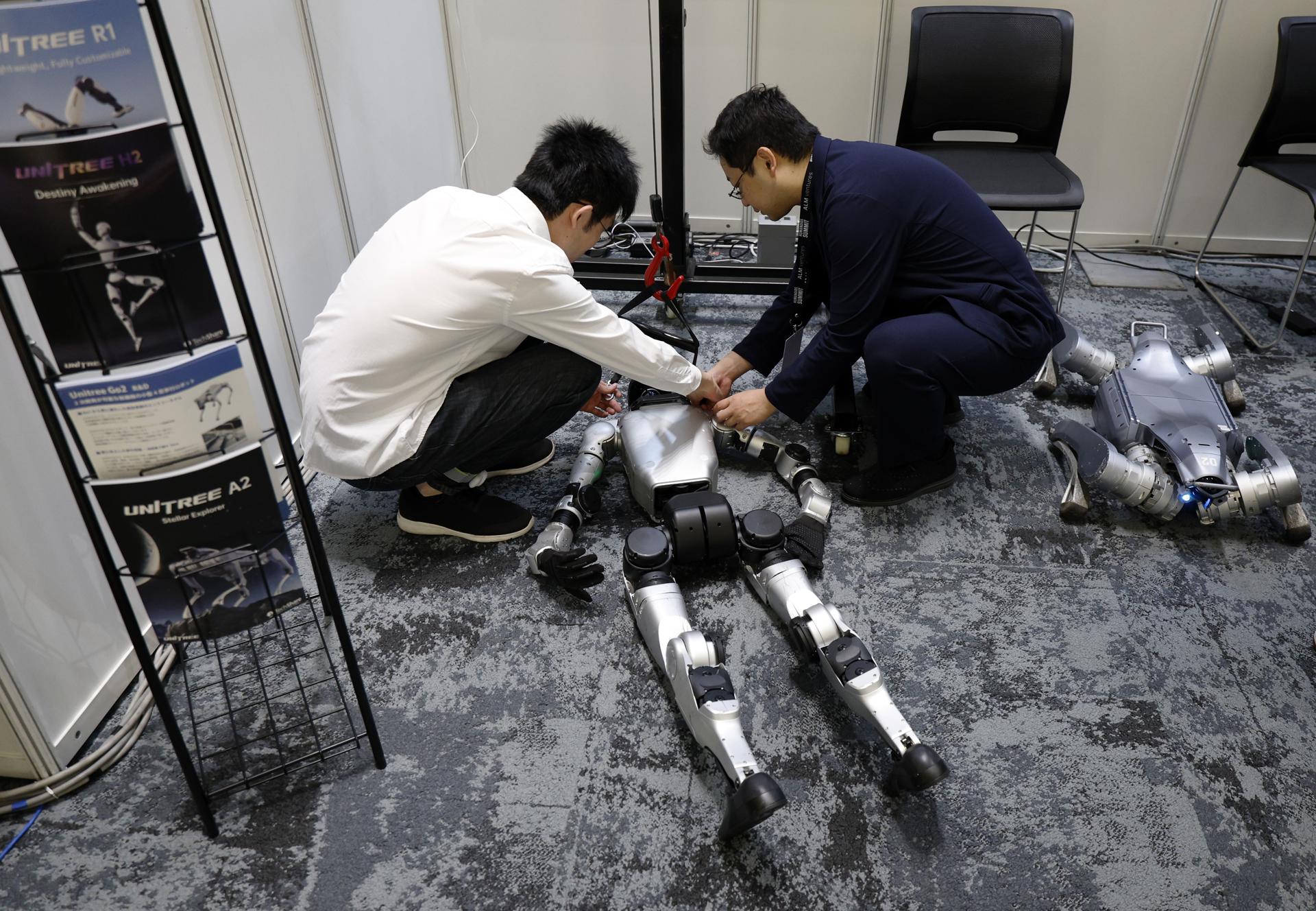 TOKIO (Japón), 28/05/2026.- Miembros del personal preparan un robot humanoide en el stand de Unitree Robotics durante la Cumbre de Humanoides en Tokio, Japón, el 28 de mayo de 2026. 
EFE/EPA/FRANCK ROBICHON
