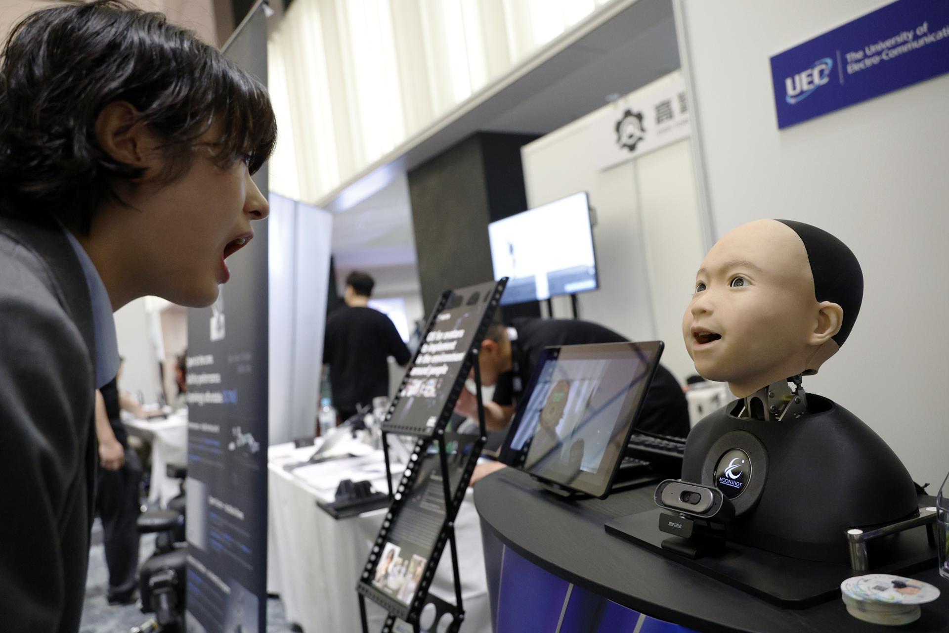 TOKIO (Japón), 28/05/2026.- Una joven interactúa con un robot humanoide en el stand de Avita durante la Cumbre de Humanoides en Tokio, Japón, el 28 de mayo de 2026.
EFE/EPA/FRANCK ROBICHON
