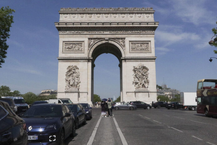 Las temperaturas pueden volver a subir este jueves hasta los 38 grados en algunos puntos del sur de Francia por la ola de calor excepcional para un mes de mayo que sacude el país, y que han puesto 17 departamentos en alerta naranja en el noroeste y también en París y su región. EFE/ Edgar Sapiña Manchado

