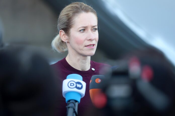 La vicepresidenta de la Comisión Europea, Kaja Kallas, habla con los medios antes de la Reunión Gymnich de Ministros de Asuntos Exteriores en el puerto de Limassol, Chipre, el 28 de mayo de 2026. EFE/EPA/George Christophorou
