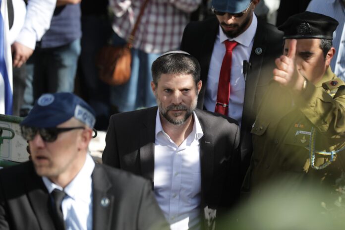 Foto de archivo del ministro israelí de Finanzas, el colono y supremacista judío Bezalel Smotrich (c), el 27 de febrero de 2023 en Jerusalén. EFE/EPA/ABIR SULTAN
