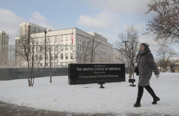 Vista exterior de la embajada estadounidense en Kiev, en una imagen de archivo. EFE/EPA/SERGEY DOLZHENKO
