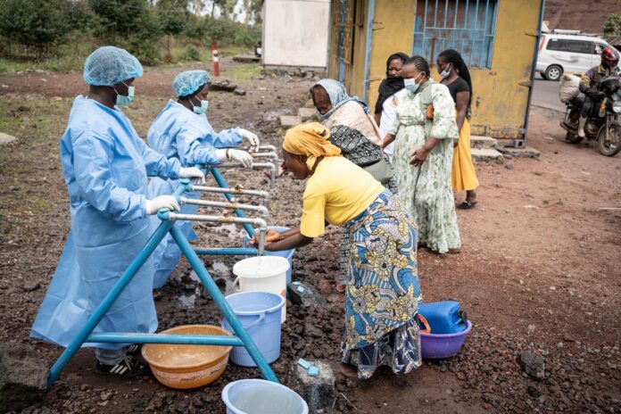 Controles de higiene contra el virus del ébola en Kanyaruchinya, en la RD Congo. EFE/EPA/MARIE JEANNE MUNYERENKANA

