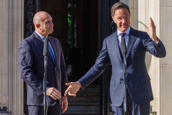 El secretario general de la Organización del Tratado del Atlántico Norte (OTAN), Mark Rutte (D), recibe al Primer Ministro de Bulgaria, Rumen Radev, en su residencia oficial en Bruselas, Bélgica, el 28 de mayo de 2026. (Bélgica, Bruselas) EFE/EPA/OLIVIER MATTHYS
