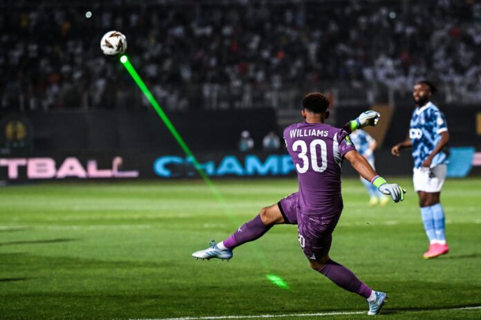 Fotografía de Mohamed Hossam, en la que puede verse en una imagen de archivo del 1 de junio de 2025 al portero del Mamelodi Sundowns Ronwen Williams, durante un partido con su equipo. EFE
