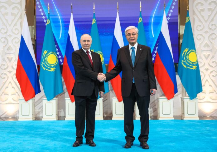 El presidente ruso Vladímir Putin (i) y el presidente kazajo Kasim-Jomart Tokáyev, se dan la mano al posar para las cámaras este jueves antes de una reunión en el Palacio de la Independencia en Astaná, Kazajistán, donde el presidente ruso se encuentra de visita de Estado de tres días. (Kazajistán, Rusia) EFE/EPA/ALEXANDER KAZAKOV / SPUTNIK / KREMLIN POOL CRÉDITO OBLIGATORIO
