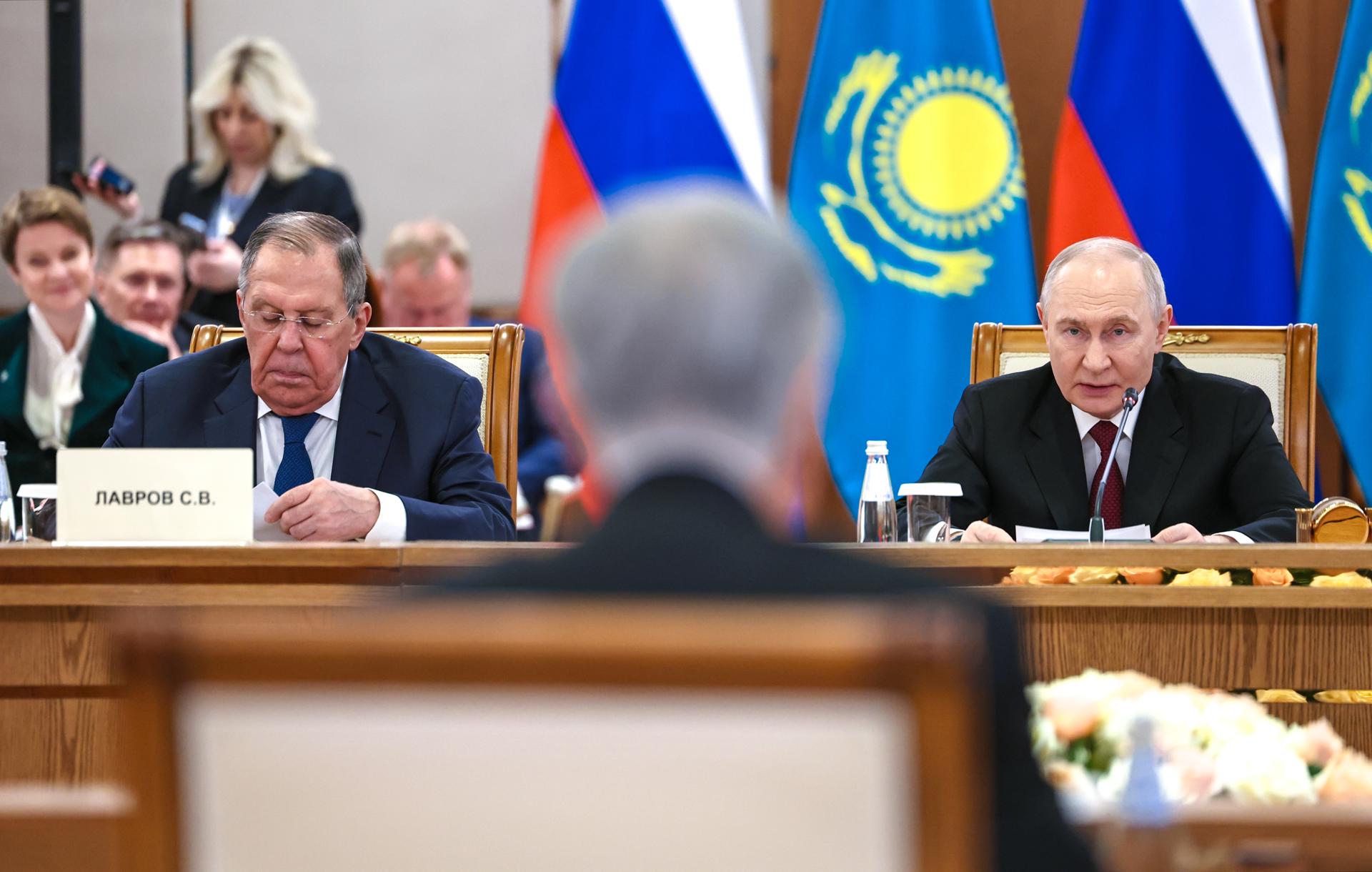 El presidente ruso, Vladímir Putin (d), y el ministro ruso de Exteriores, Serguéi Lavrov (i), durante su reunión este jueves con el presidente kazajo Kasim-Jomart Tokáyev, en el Palacio de la Independencia en Astaná, Kazajistán, donde el líder ruso se encuentra de visita de Estado de tres días. (Kazajistán, Rusia) EFE/EPA/ALEXANDER KAZAKOV / SPUTNIK / KREMLIN POOL CRÉDITO OBLIGATORIO
ASTANA (Kazakhstan), 28/05/2026.- Russian President Vladimir Putin (R) and Foreign Minister Sergey Lavrov (L) attend an expanded-format meeting with Kazakh President Kassym-Jomart Tokayev (C) at the Palace of Independence in Astana, Kazakhstan, 28 May 2026. The Russian president is on a three-day state visit to Kazakhstan. (Kazajstán, Rusia) EFE/EPA/ALEXANDER KAZAKOV / SPUTNIK / KREMLIN POOL MANDATORY CREDIT