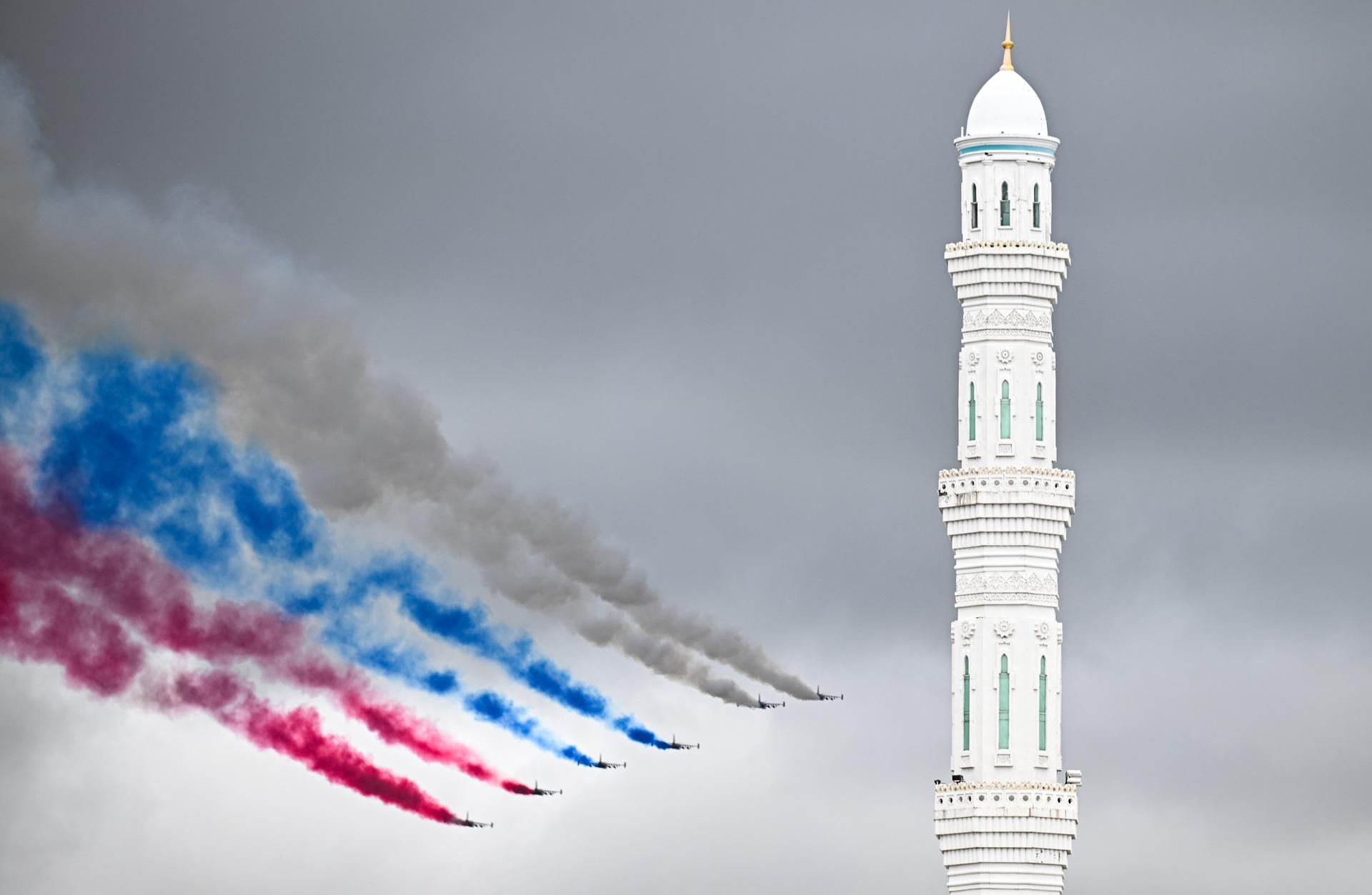 Aviones a reacción liberan humo en los colores de la bandera estatal rusa durante una ceremonia oficial de bienvenida al presidente ruso Vladímir Putin en Astaná, Kazajistán, este jueves 28 de mayo de 2026. El presidente ruso se encuentra en visita de Estado a Kazajistán de tres días. (Kazajstán, Rusia) EFE/EPA/SERGEY BOBYLEV / SPUTNIK / KREMLIN POOL CRÉDITO OBLIGATORIO