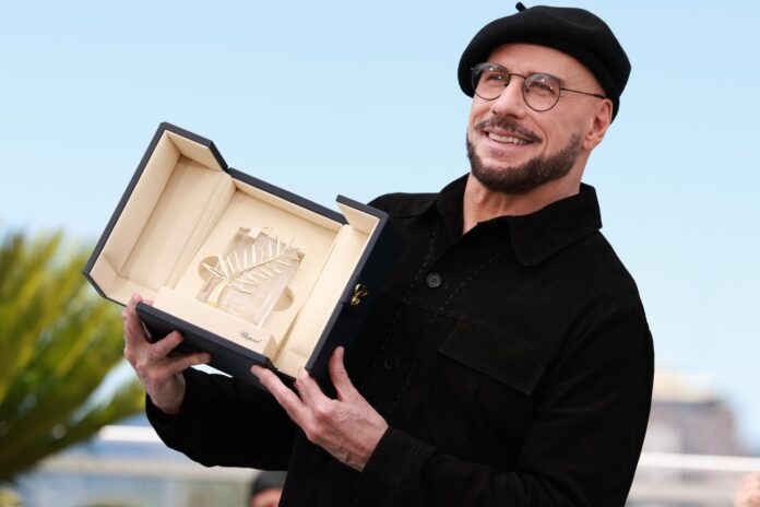 John Travolta posa con la Palma de Oro de Honor durante la sesión fotográfica de 'Propeller One-Way Night Coach' en el 79º Festival de Cine de Cannes, en Cannes, Francia, en una fotografía del 16 de mayo de 2026. EFE/EPA/CLEMENS BILAN
