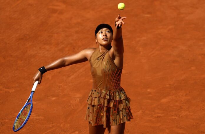 La tenista japonesa Naomi Osaka, durante su partido de segunda ronda de Roland Garros de este jueves, disputado contra la croata Donna Vekic. EFE/YOAN VALAT
