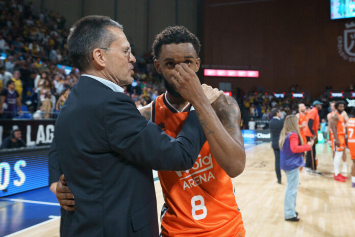 El entrenador del Valencia Basket, Pedro Martínez (i), felicita al base dominicano Jean Montero. EFE/Ramón de la Rocha

