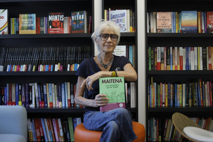La historietista argentina Maitena Burundarena durante la entrevista con EFE.  EFE/ Marcos Villaoslada
