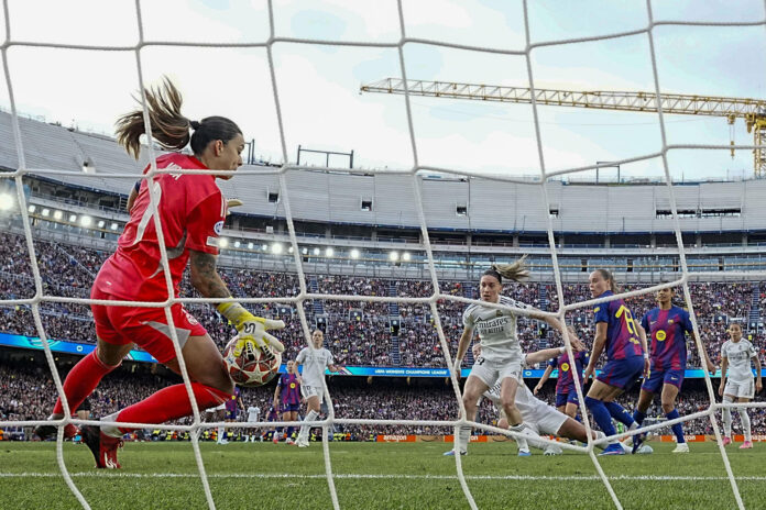 Fotografía de Enric Fontcuberta, en la que puede verse en una imagen de archivo del 2 de abril de 2026 a la portera del Real Madrid Misa Rodríguez (i), durante un partido. EFE
