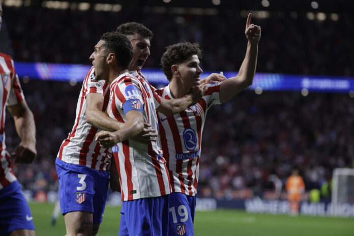 El delantero del Atlético de Madrid Julián Alvarez (d), durante un partido disputado por su equipo el pasado 29 de abril. EFE/Juanjo Martín
