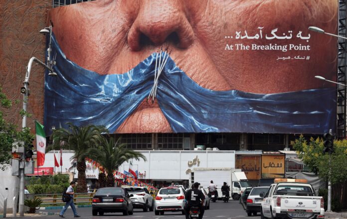 Iraníes conducen frente a un gran cartel antiestadounidense que muestra al presidente estadounidense Donald Trump y el estrecho de Ormuz en la plaza Valiasr en Teherán, Irán, el 28 de mayo de 2026. EFE/EPA/ABEDIN TAHERKENAREH RESTRICTIONS: NO Access Israel Media/Persian Language TV Stations Outside Iran/Strictly No Access BBC Persian/VOA Persian/Manoto TV/Iran International TV. (As mandated by Iran's Directorate General for Foreign Media) --
