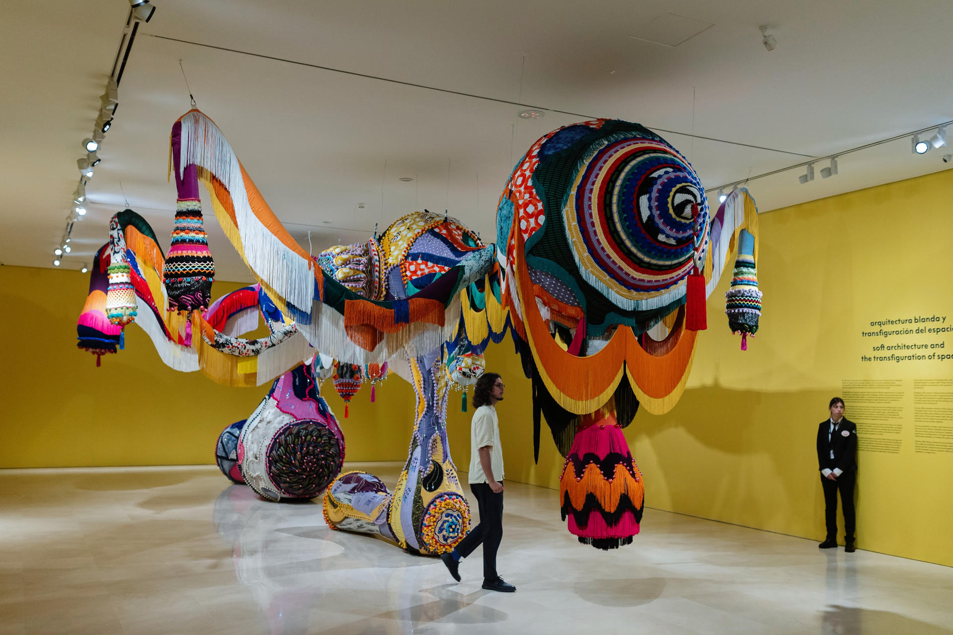 El Museo Picasso de Málaga presenta su nueva exposición temporal, que ofrece una aproximación amplia a la obra de la artista portuguesa Joana Vasconcelos a través de una selección de esculturas e instalaciones realizadas desde finales de los años 90 hasta la actualidad.EFE/ Carlos Diaz
