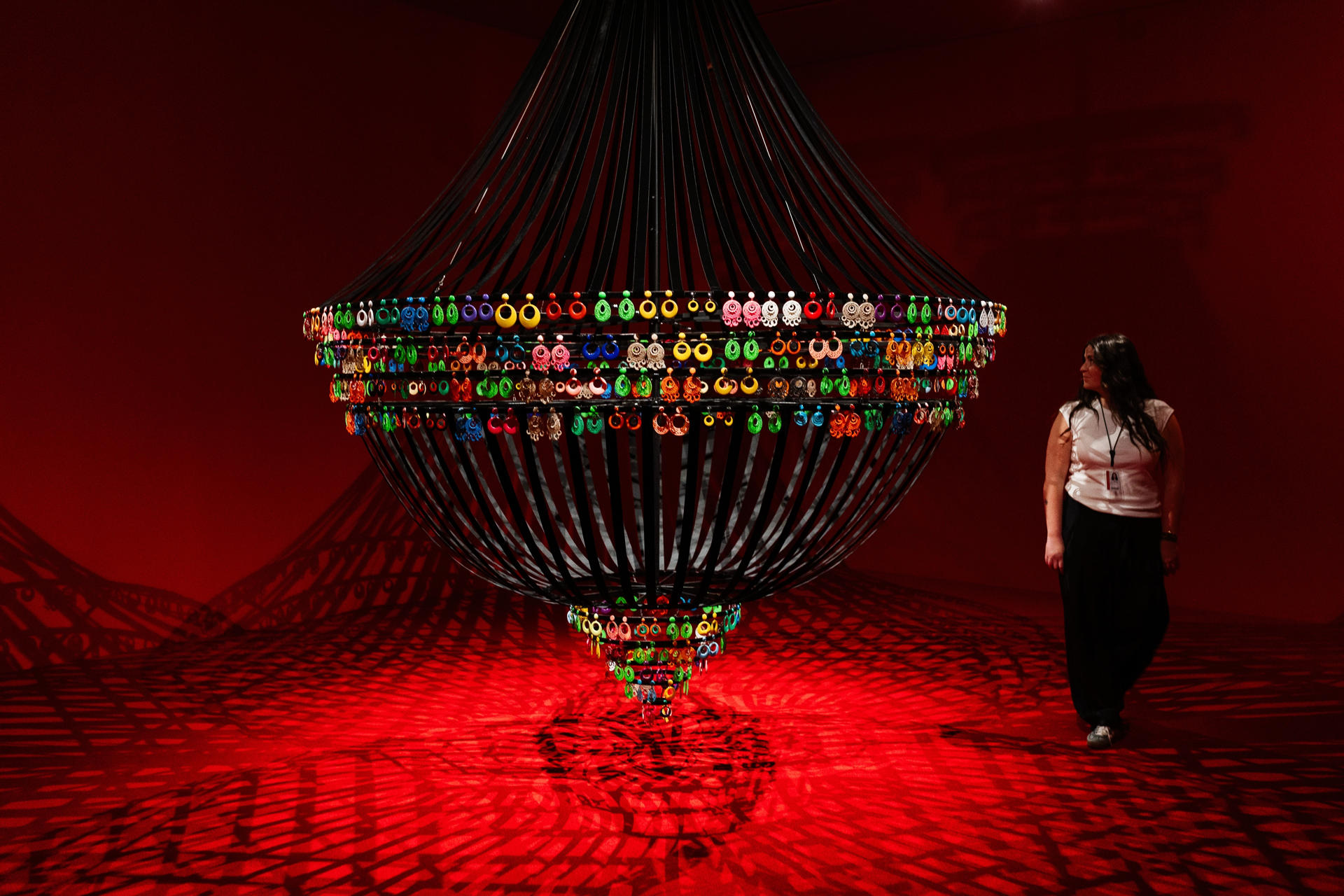 El Museo Picasso de Málaga presenta su nueva exposición temporal, que ofrece una aproximación amplia a la obra de la artista portuguesa Joana Vasconcelos a través de una selección de esculturas e instalaciones realizadas desde finales de los años 90 hasta la actualidad.EFE/ Carlos Diaz
