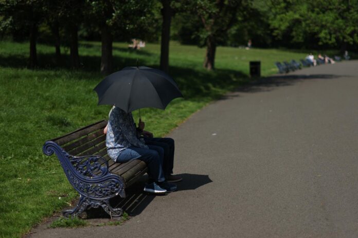 Una pareja con un paraguas en Sefton Park, Liverpool, Reino Unido. EFE/EPA/ADAM VAUGHAN
