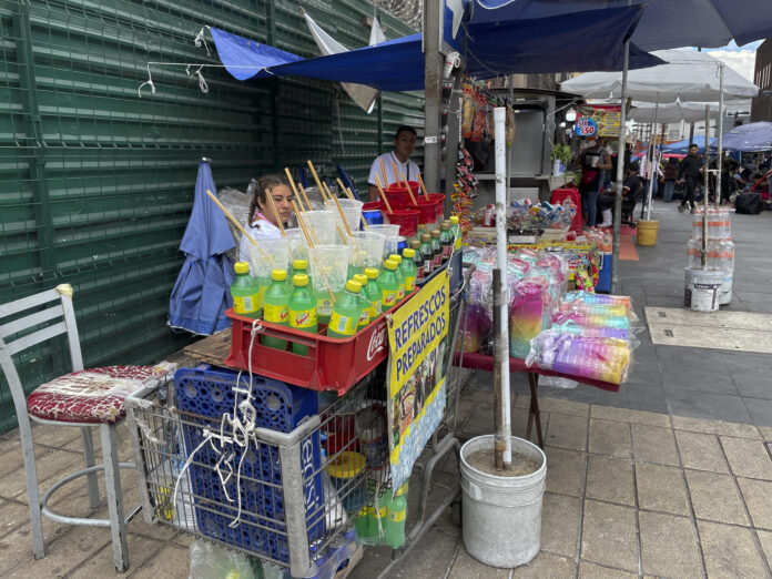 Vendedores ambulantes ofrecen sus productos en una calle de la Ciudad de México (México). Imagen de archivo. EFE/Isaac Esquivel
