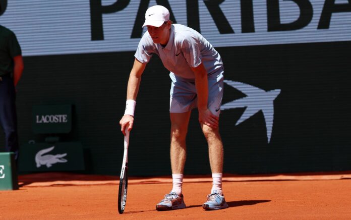 El italiano Jannik Sinner durante el partido de este jueves ante el argentino Juan Manuel Cerundolo. EFE/EPA/MOHAMMED BADRA
