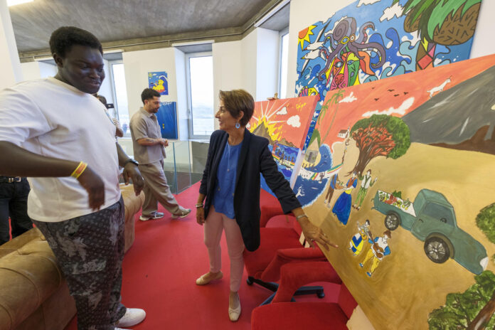 La alcaldesa de Mogán (Gran Canaria), Onalia Bueno (d), ha dado a conocer este jueves los dos cuadros que su Ayuntamiento regalará al papa León XIV durante la visita que realizará el 11 de junio al muelle de Arguineguín. En la presentación, estuvo acompañada por los artistas que los han pintado, Marcelo Mellino (c) y Mbaye Dieng (i), este último un joven senegales de 18 años que llegó a la isla en patera. EFE/Ángel Medina G.
