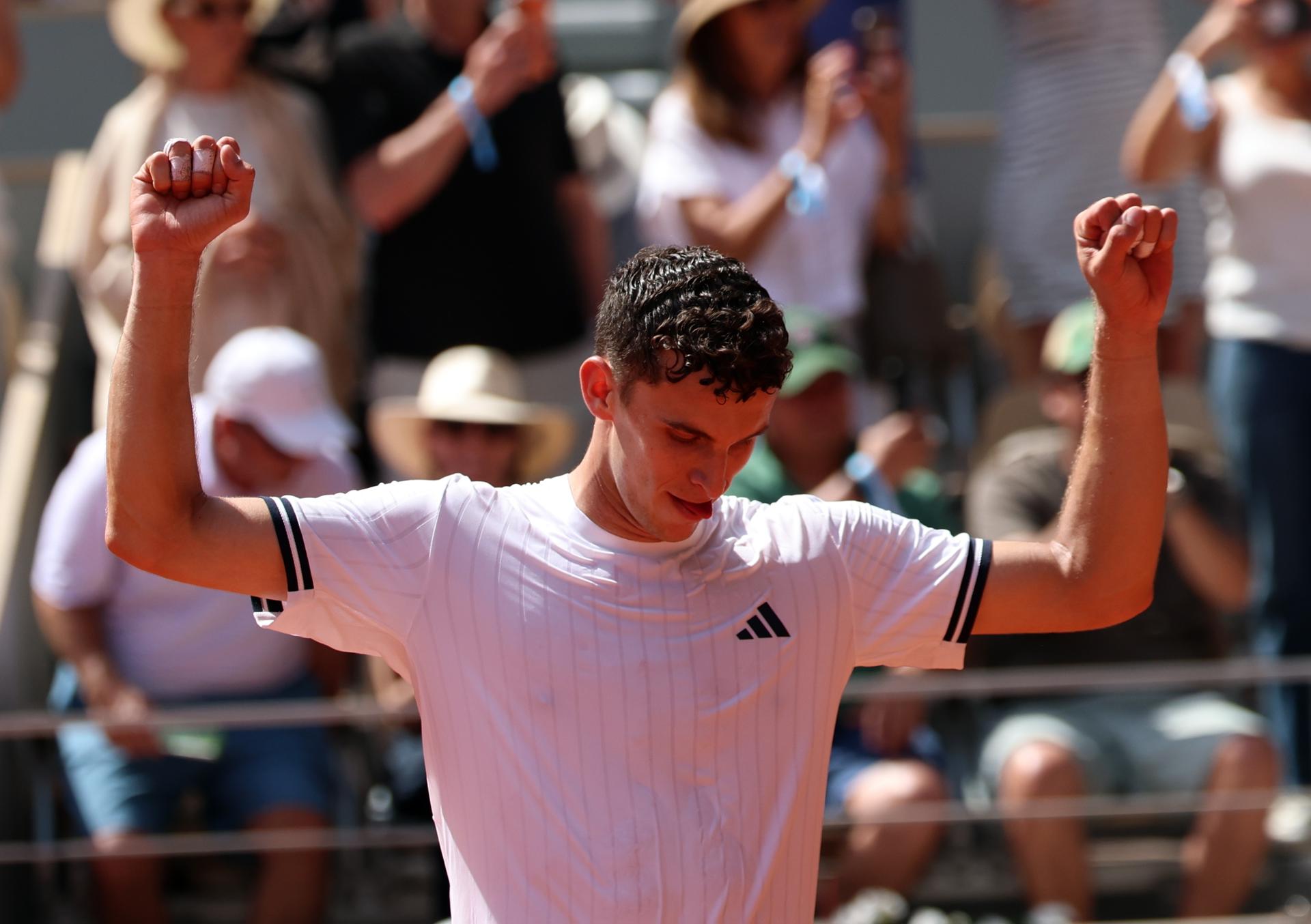 El argentino Juan Manuel Cerúndolo celebra su victoria de este jueves contra el italiano Jannik Sinner, en partido correspondiente a la segunda ronda de Roland Garros. EFE/ MOHAMMED BADRA
