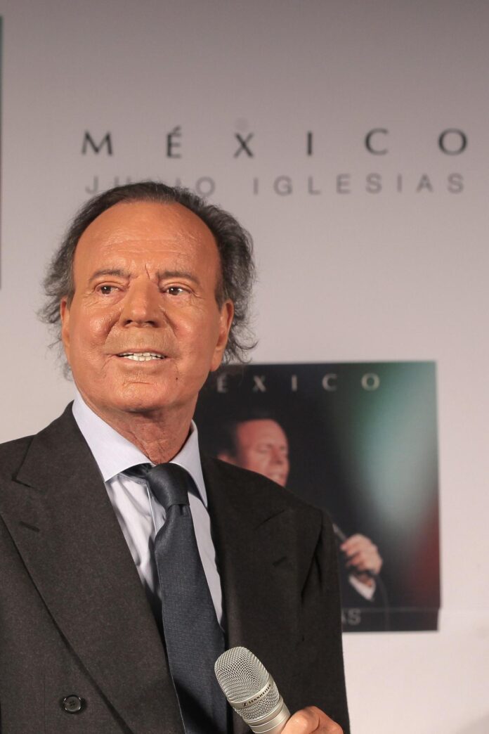 Fotografía de archivo donde aparece el cantante español Julio Iglesias (c). EFE/Alex Cruz
