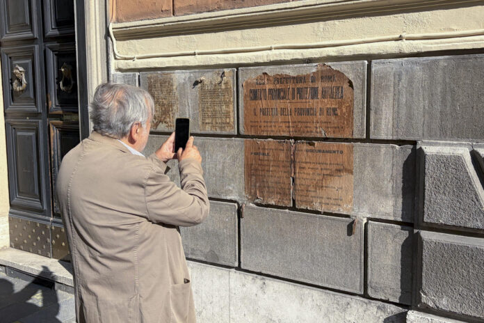 - La retirada del escaparate de una antigua tienda de zapatos en el centro de Roma ha permitido el hallazgo de unos antiguos manifiestos del periodo fascista durante la Segunda Guerra Mundial, ocultos en plena calle desde hace casi noventa años. La Ciudad Eterna, donde el pasado suele emerger entre ruinas, columnas y otros restos arqueológicos, ha recordado estos días una página trágica de su historia más reciente: el tiempo de bombardeos, soflamas y privaciones de la Segunda Guerra Mundial (1939-1945). EFE/ Gonzalo Sánchez
