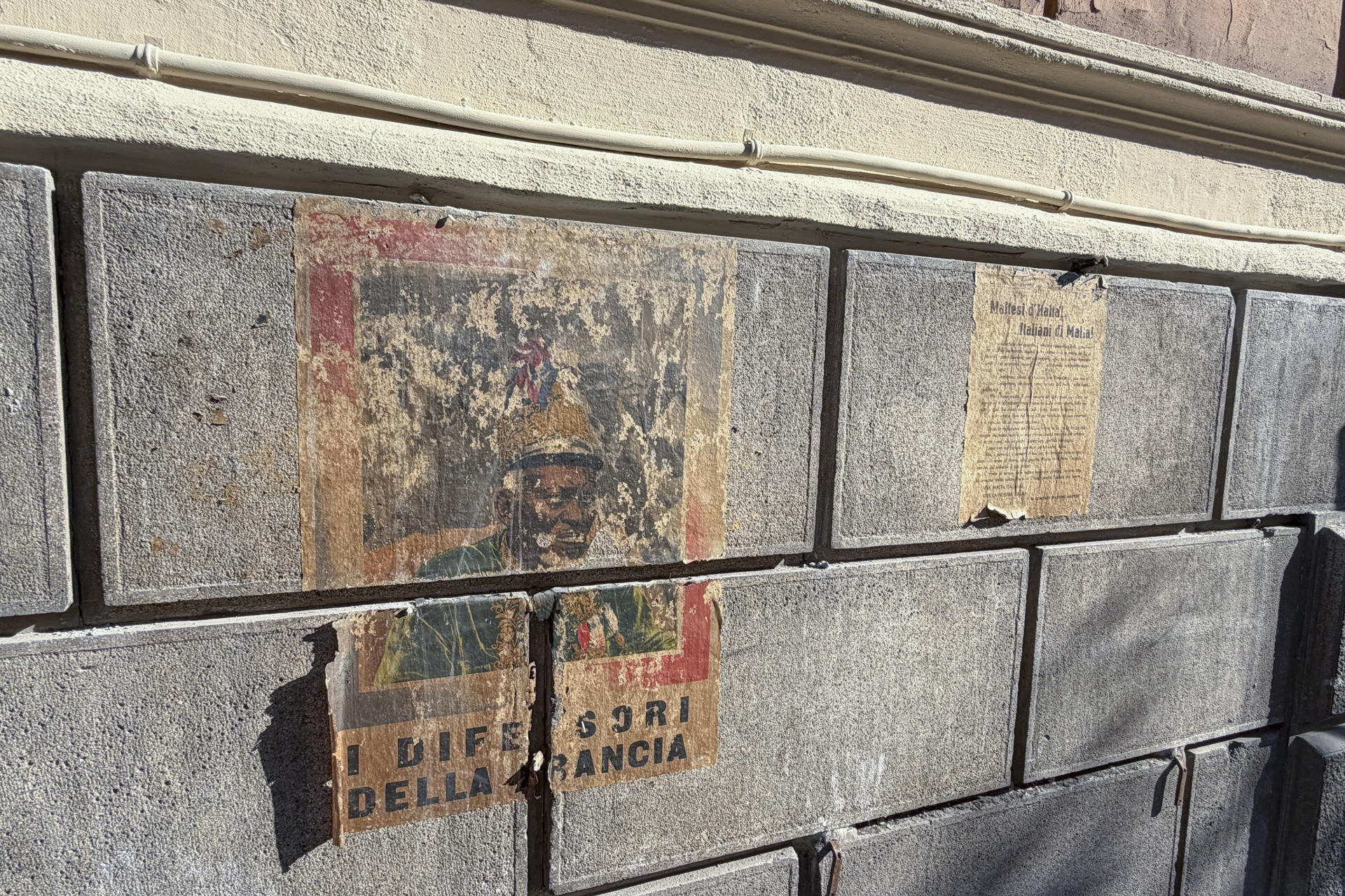 - La retirada del escaparate de una antigua tienda de zapatos en el centro de Roma ha permitido el hallazgo de unos antiguos manifiestos del periodo fascista durante la Segunda Guerra Mundial, ocultos en plena calle desde hace casi noventa años. La Ciudad Eterna, donde el pasado suele emerger entre ruinas, columnas y otros restos arqueológicos, ha recordado estos días una página trágica de su historia más reciente: el tiempo de bombardeos, soflamas y privaciones de la Segunda Guerra Mundial (1939-1945). EFE/ Gonzalo Sánchez
