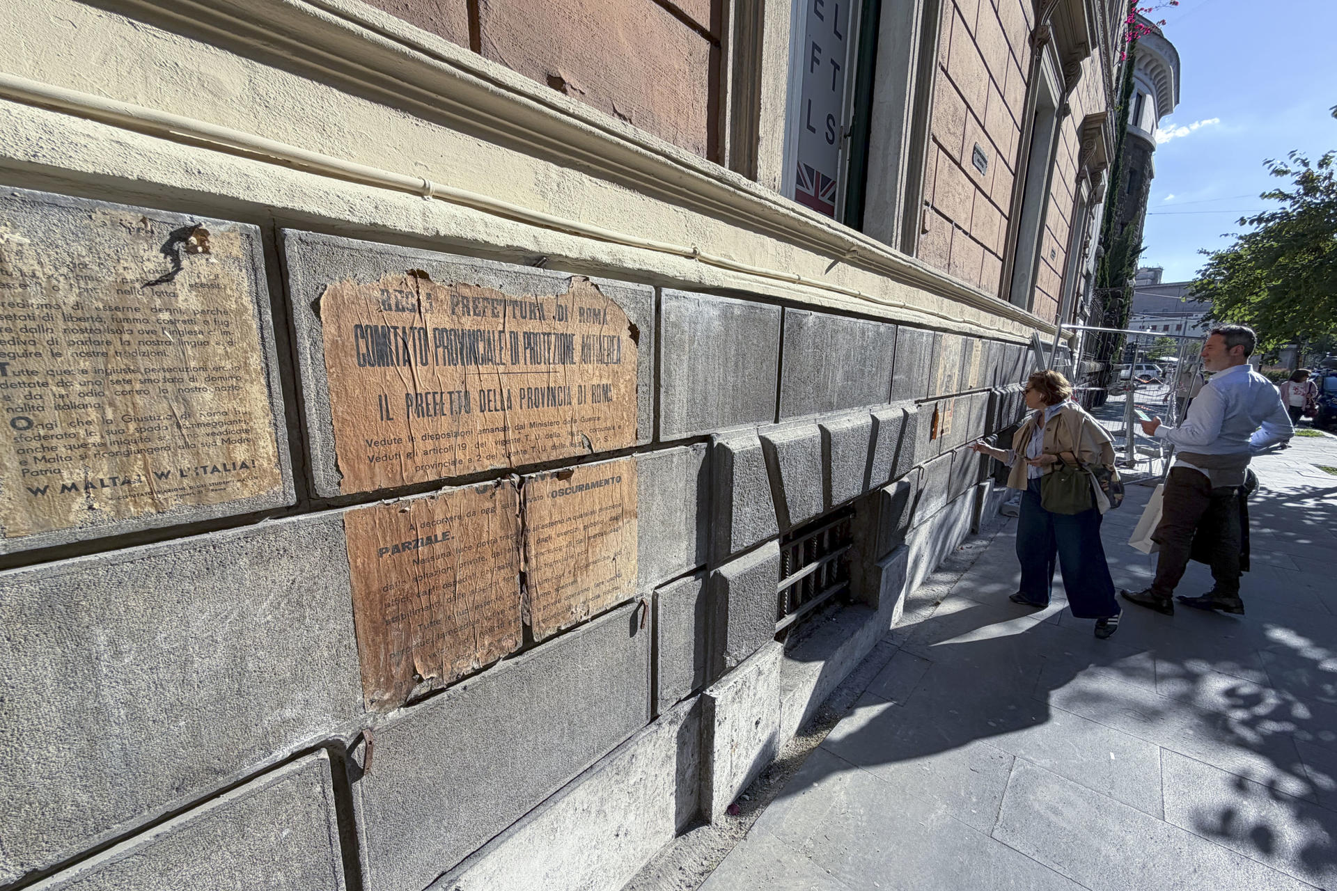 La retirada del escaparate de una antigua tienda de zapatos en el centro de Roma ha permitido el hallazgo de unos antiguos manifiestos del periodo fascista durante la Segunda Guerra Mundial, ocultos en plena calle desde hace casi noventa años. La Ciudad Eterna, donde el pasado suele emerger entre ruinas, columnas y otros restos arqueológicos, ha recordado estos días una página trágica de su historia más reciente: el tiempo de bombardeos, soflamas y privaciones de la Segunda Guerra Mundial (1939-1945). EFE/ Gonzalo Sánchez

