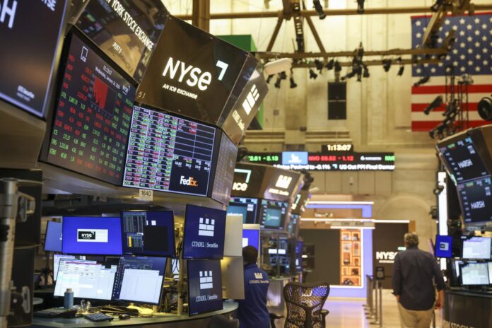 Operadores trabajan en el parqué de la Bolsa de Nueva York en Nueva York, Estados Unidos, el 14 de enero de 2026. EFE/SARAH YENESEL
