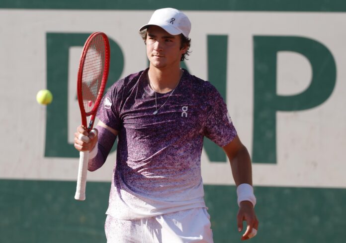 El tenista brasileño Joao Fonseca, durante su partido de segunda ronda de Roland Garros contra el croata Dino Prizmic, disputado este miércoles. EFE/ YOAN VALAT
