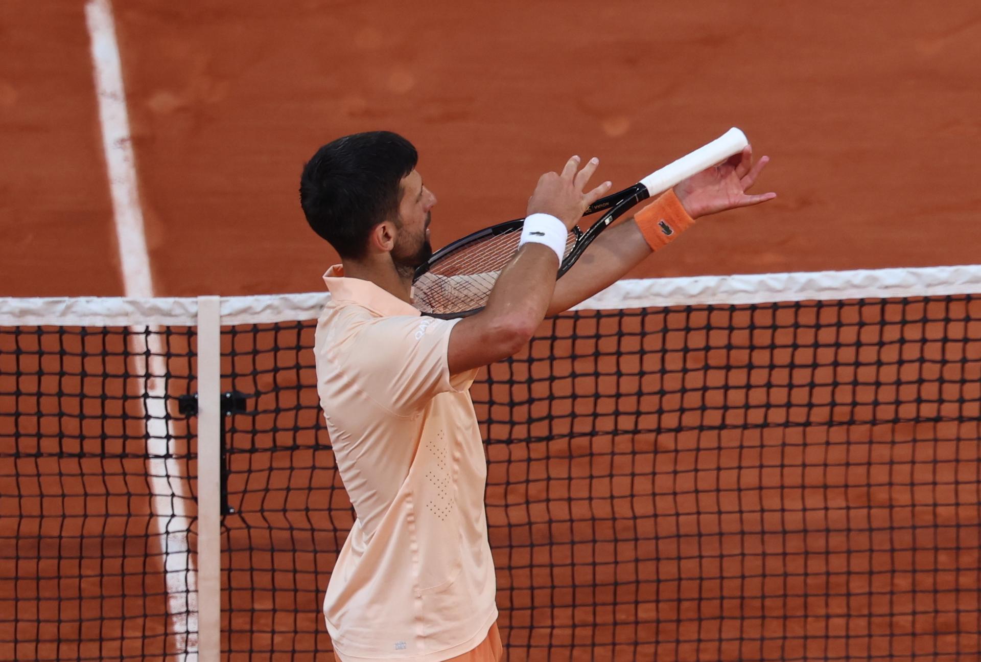 El serbio Novak Djokovic celebra su triunfo en el partido de segunda ronda de Roland Garros contra el francés Valentin Royer, disputado este miércoles. EFE/MOHAMMED BADRA
