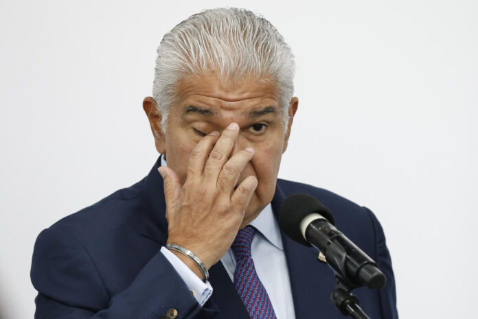 El presidente de Panamá, José Raúl Mulino, reacciona durante una rueda de prensa este jueves, en el Aeropuerto Internacional de Tocumen, en Ciudad de Panamá (Panamá). EFE/ Bienvenido Velasco
