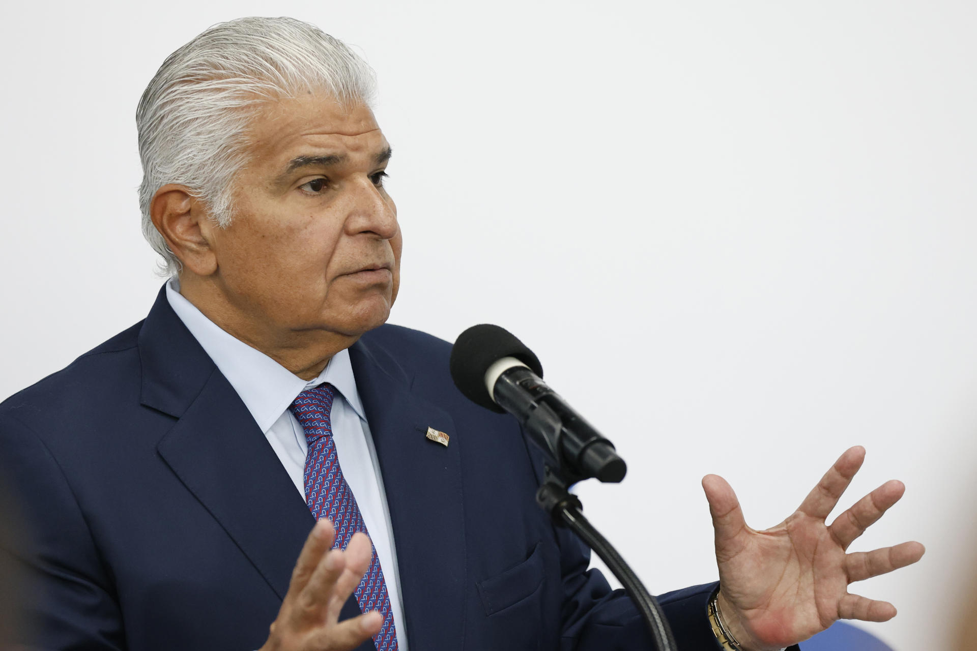El presidente de Panamá, José Raúl Mulino, habla durante una rueda de prensa este jueves, en el Aeropuerto Internacional de Tocumen, en Ciudad de Panamá (Panamá). EFE/ Bienvenido Velasco
