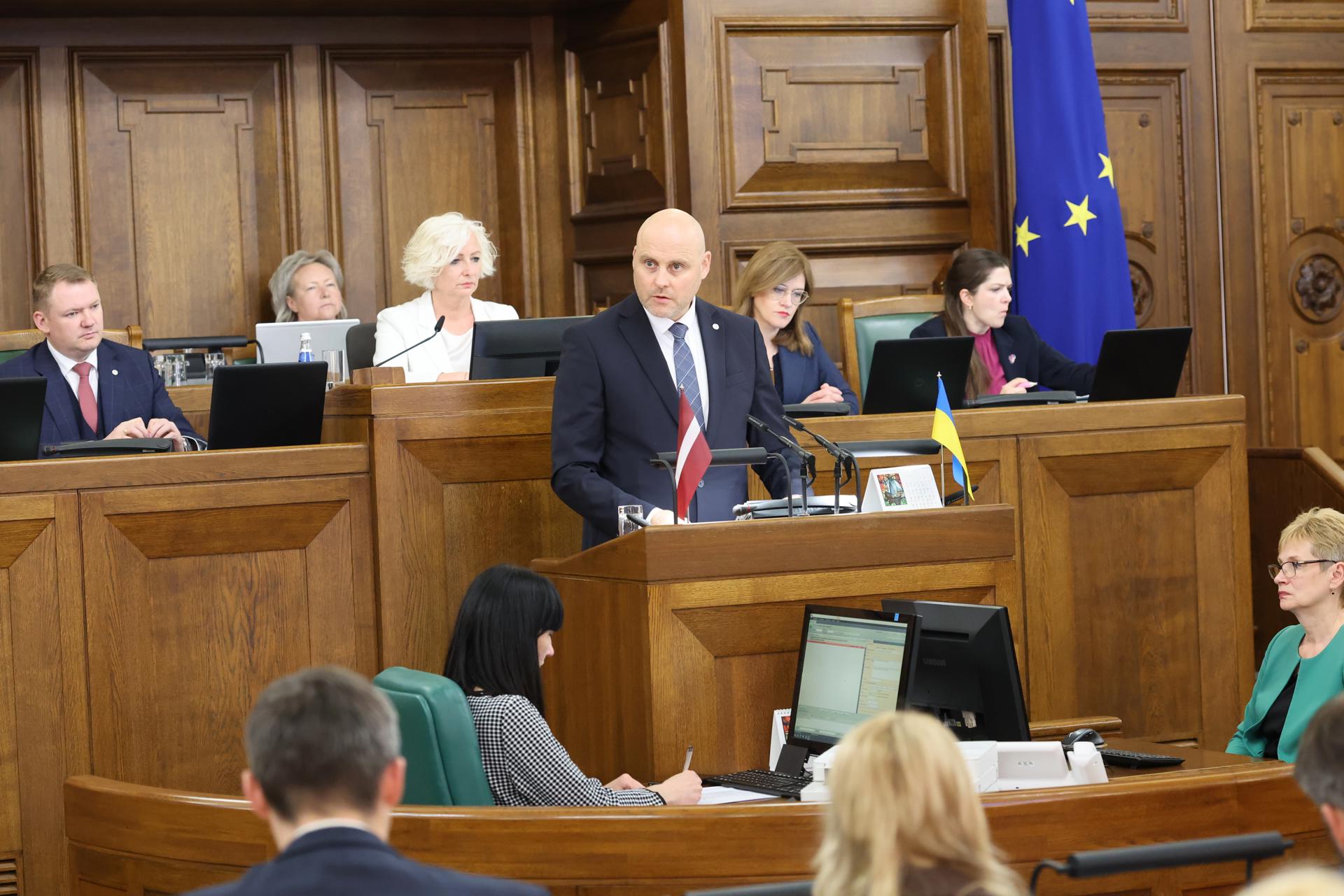 - El candidato a Primer Ministro letón Andris Kulbergs se dirige al Parlamento durante una sesión extraordinaria en Riga, Letonia, el 28 de mayo de 2026, donde el Parlamento tiene previsto votar la aprobación del nuevo gobierno. (Letonia) EFE/EPA/TOMS KALNINS
