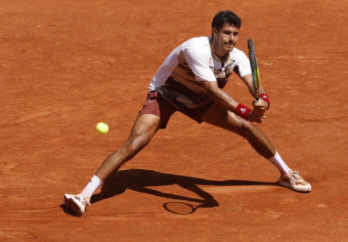 El paraguayo Adolfo Daniel Vallejo, durante su partido de segunda ronda de Roland Garros contra el francés Moise Kouame, este jueves. EFE/YOAN VALAT

