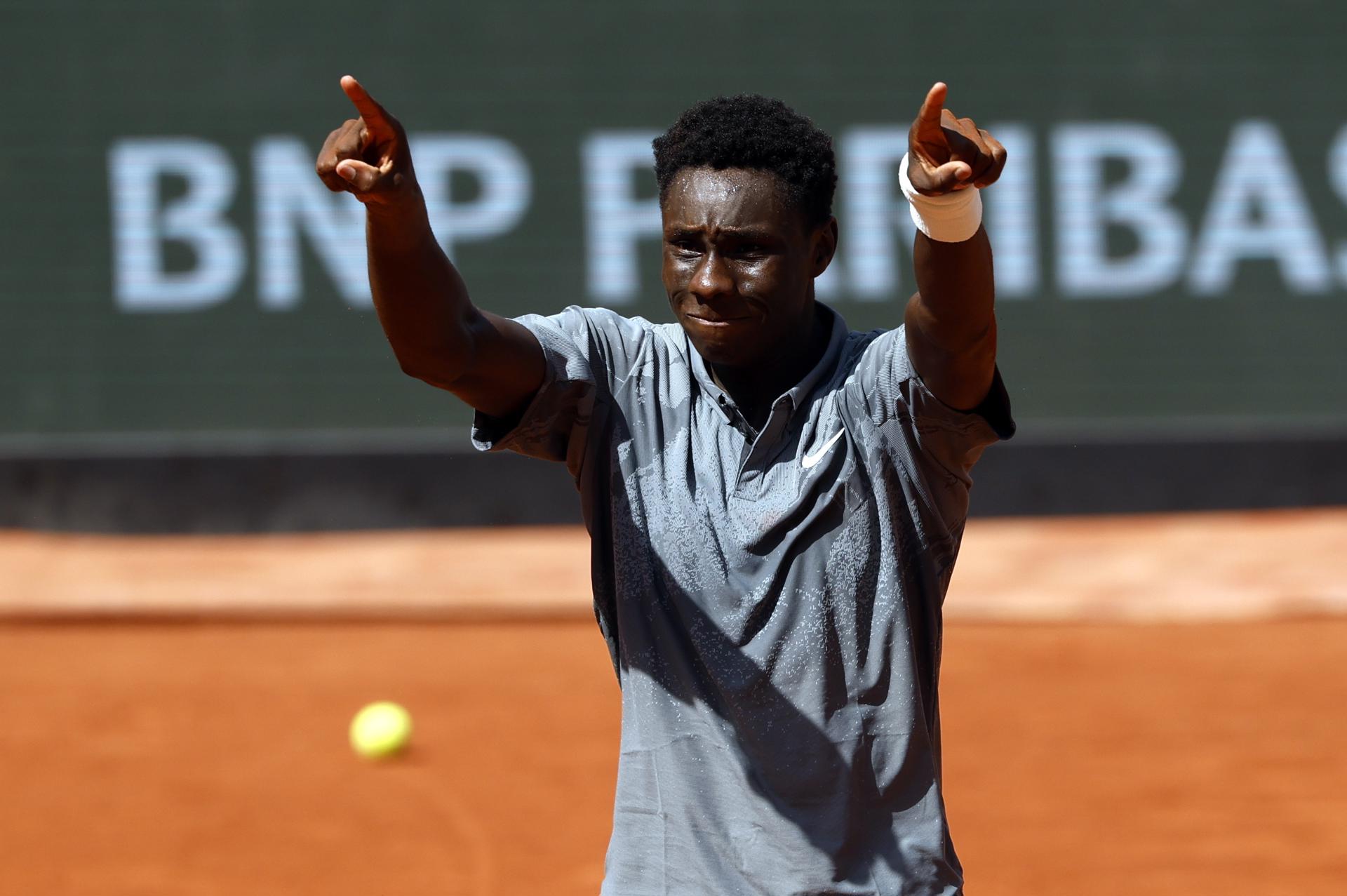 El francés Moise Kouame celebra su victoria en segunda ronda de Roland Garros ante el paraguayo Adolfo Daniel Vallejo, este jueves. EFE/YOAN VALAT

