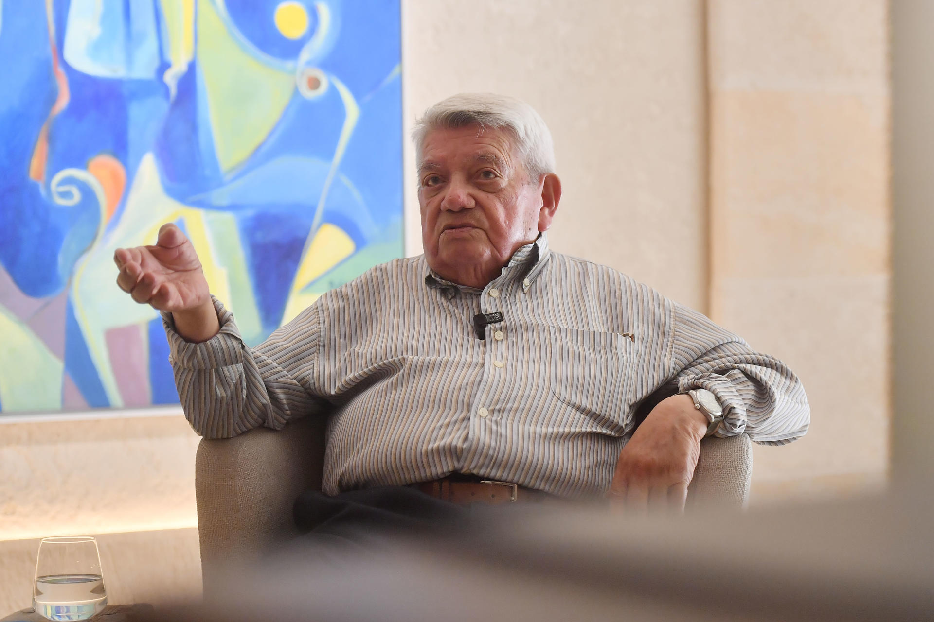 El pintor argentino Ángel Baldovino, afincado en Mallorca desde hace medio siglo, última una nueva exposición a punto de cumplir los 97 años y cuenta a EFE su longeva experiencia artística. EFE/ Miquel A. Borràs