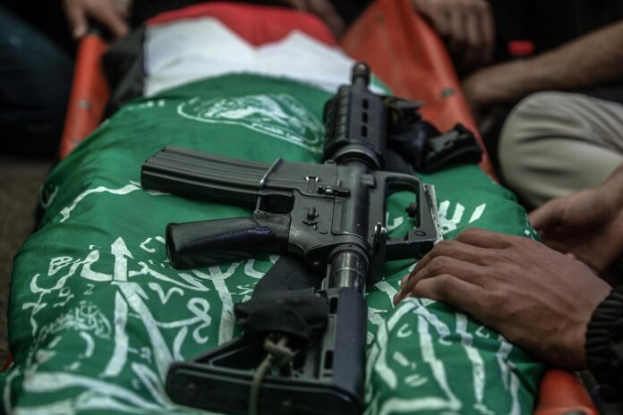 - Un arma es colocada sobre el cuerpo cubierto de Imad Aslim, comandante del Batallón Al Zaitun y subcomandante de la Brigada de Gaza en las Brigadas Izz ad-Din al-Qassam, durante su funeral en la Mezquita Al-Shafi'i en el barrio de Al-Zaitoun de la Ciudad de Gaza, Franja de Gaza, 28 de mayo de 2026. Según el Ministerio de Salud palestino en Gaza, Aslim murió junto a otras nueve personas durante un ataque aéreo israelí en la Ciudad de Gaza. EFE/EPA/MOHAMMED SABER
