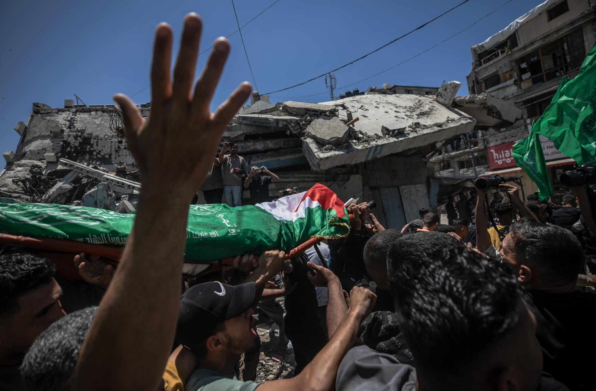 Portadores de luto palestinos portan el cuerpo de Imad Aslim, comandante del Batallón Al Zaitun y subjefe de la Brigada de Gaza de las Brigadas Izz ad-Din al-Qassam, durante su funeral en la mezquita Al-Shafi'i, en el barrio Al-Zaitoun de la ciudad de Gaza, Franja de Gaza, el 28 de mayo de 2026. Según el Ministerio de Salud palestino en Gaza, Aslim murió junto con otras nueve personas durante un ataque aéreo israelí en la ciudad de Gaza. EFE/EPA/MOHAMMED SABER
