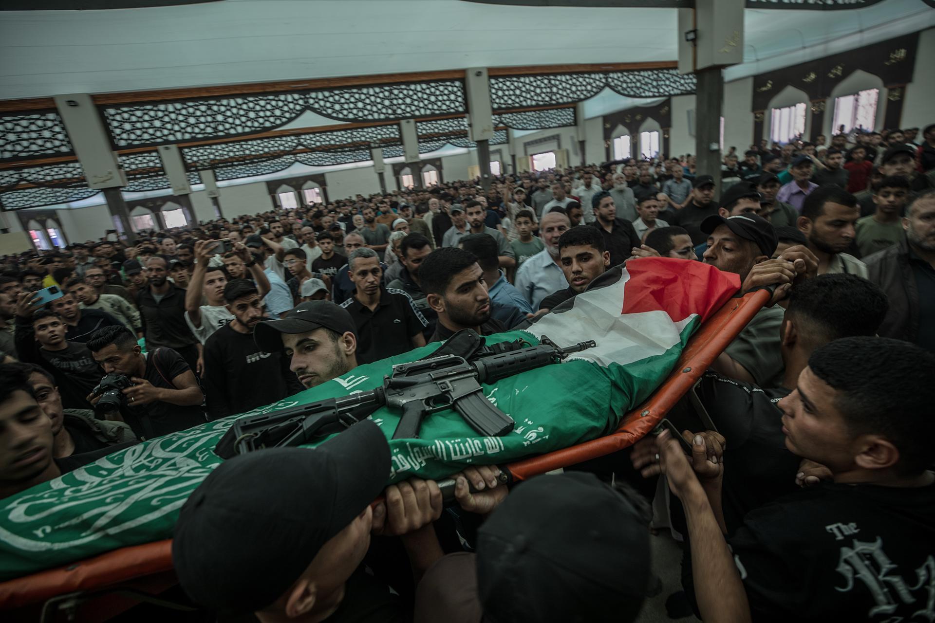 Duelo palestino porta el cuerpo de Imad Aslim, comandante del Batallón Al Zaitun y subcomandante de la Brigada de Gaza de las Brigadas Izz ad-Din al-Qassam, durante su funeral en la mezquita Al-Shafi'i, en el barrio Al-Zaitoun de la ciudad de Gaza, Franja de Gaza, el 28 de mayo de 2026. Según el Ministerio de Salud palestino en Gaza, Aslim murió junto a otras nueve personas durante un ataque aéreo israelí en la ciudad de Gaza. EFE/EPA/MOHAMMED SABER

