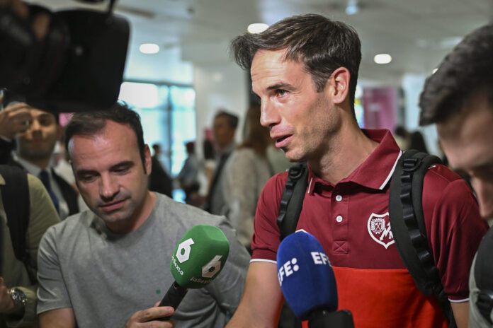 MADRID, 28/05/2026.- El entrenador del Rayo Vallecano, Iñigo Pérez, a la llegada del conjunto al aeropuerto Adolfo Suárez-Barajas, tras su derrota en la final de la Liga Conferencia que disputaron ayer miércoles ante el Crystal Palace en el Estadio Leipzig (Alemania). EFE/ Fernando Villar
