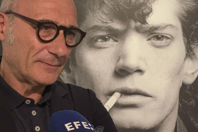- El comisario de la exposición 'Robert Mapplethorpe. Las formas de la belleza', Denis Curti, ofrece declaraciones a Efe en Roma, este jueves. El Museo del Ara Pacis de Roma exhibirá desde este viernes la exposición 'Robert Mapplethorpe. Las formas de la belleza', una retrospectiva de 200 fotografías que explora el afán del artista estadounidense por modelar los cuerpos con la luz y confronta su obsesión por la simetría con la escultura clásica. 