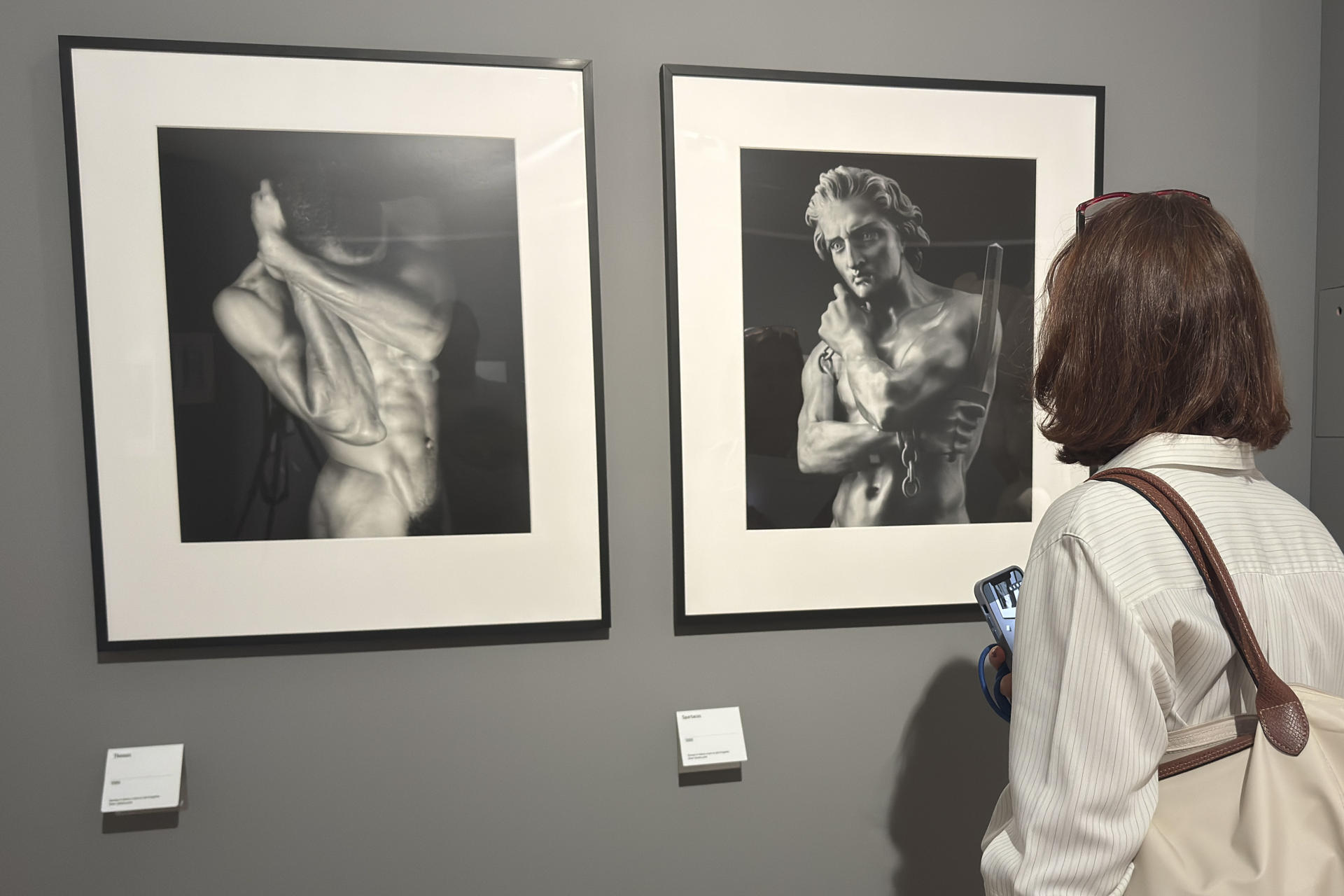 El Museo del Ara Pacis de Roma exhibirá desde este viernes la exposición 'Robert Mapplethorpe. Las formas de la belleza', una retrospectiva de 200 fotografías que explora el afán del artista estadounidense por modelar los cuerpos con la luz y confronta su obsesión por la simetría con la escultura clásica. "Mapplethorpe decía siempre: 'yo quería ser escultor, pero descubrí la fotografía y con ella comprendí que se pueden hacer esculturas maravillosas'", explicó a EFE el comisario de la exposición, Denis Curti, al desgranar cómo el maestro neoyorquino (1946-1989) utilizaba la luz de su estudio como cincel. EFE/ Daniel Cáceres
