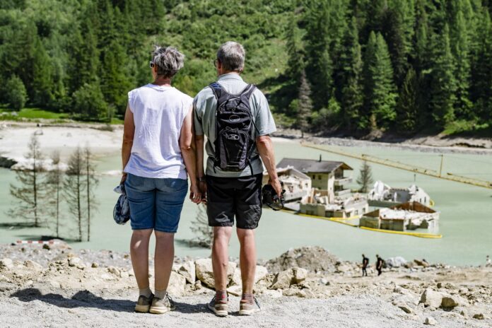 Residentes del Valle Lötschental observan los restos de las viviendas de Blatten, Suiza. EFE/EPA/JEAN-CHRISTOPHE BOTT
