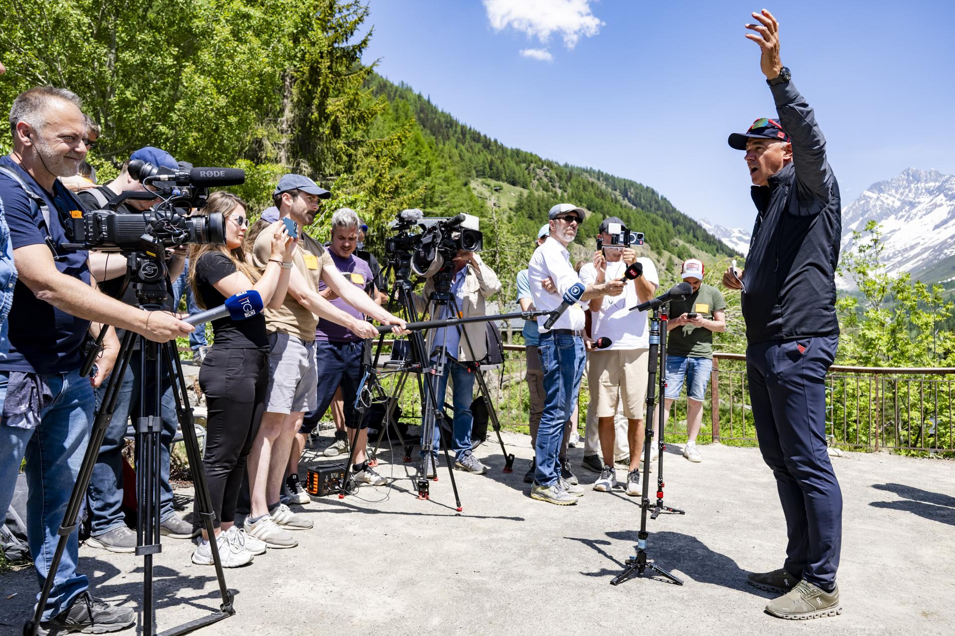Christophe Darbellay (dcha), presidentente del cantón de Valais habla con los medios en Blatten, Suiza. EFE/EPA/JEAN-CHRISTOPHE BOTT
