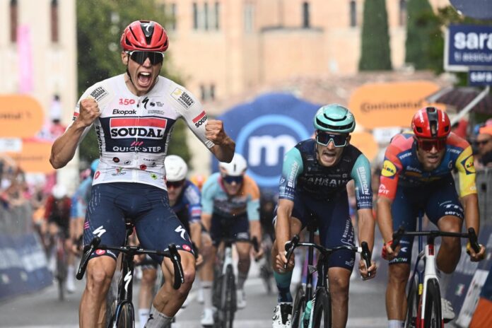 PIEVE DI SOLIGO (Italia), 28/05/2026.- El francés Paul Magnier, del Soudal Quick-Step Team, celebra su victoria en la decimoctava etapa del 09 Giro d'Italia, de 171 kilómetros, entre Fai Della Paganella y Pieve di Soligo, Italia, 28 May 2026. (Ciclismo, Italia). EFE/EPA/LUCA ZENNARO
