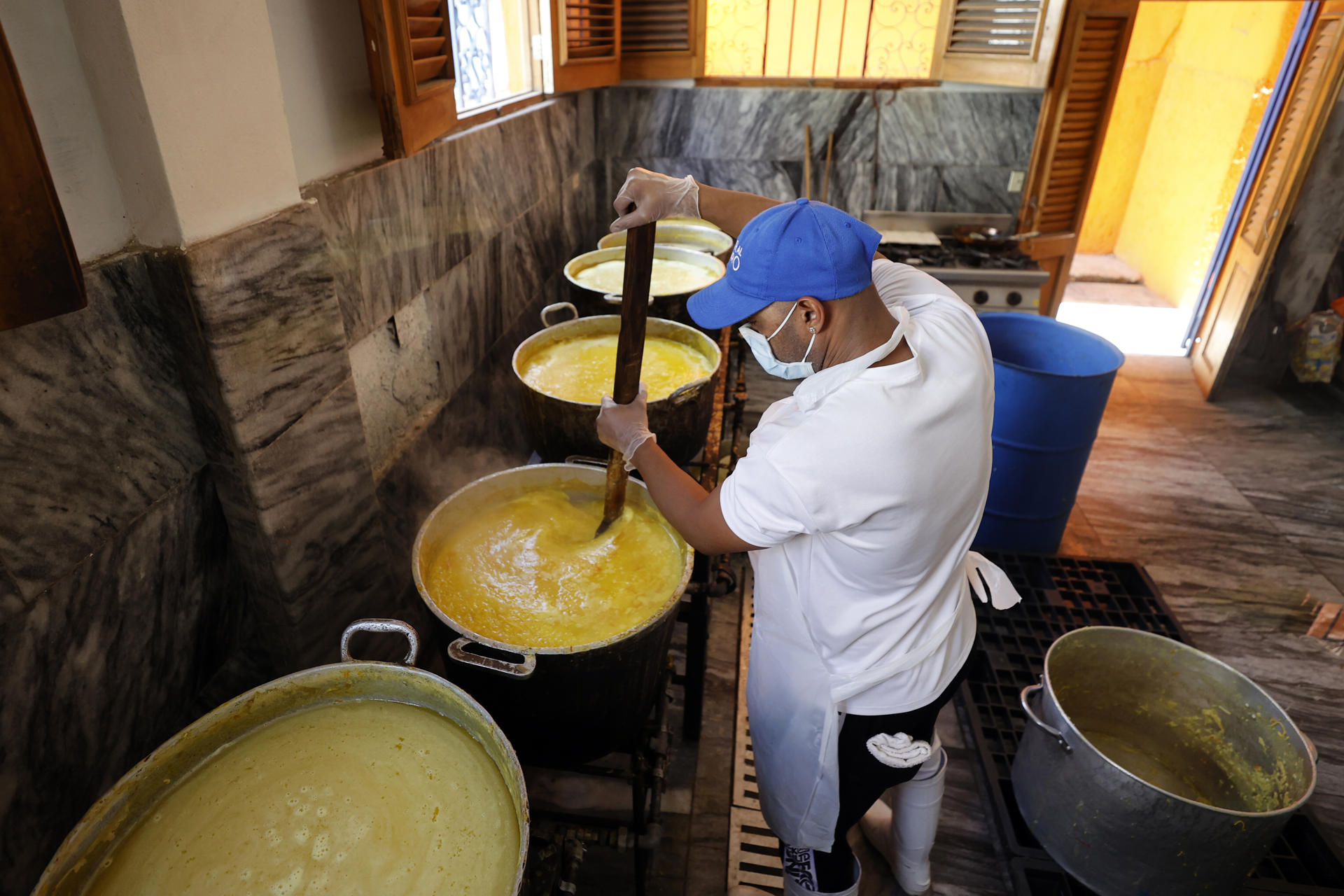 Personal de la ONG Quisicuaba prepara alimentos este lunes, en La Habana (Cuba).EFE/ Ernesto Mastrascusa
